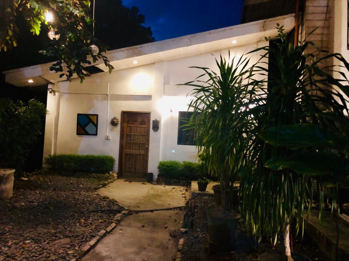 The White Bed And Breakfast Bacolod Exterior photo